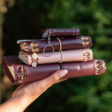 AMI - Aubergine + 3 charms, vintage (A5)